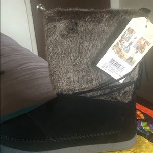 New! Tom’s Nepal Boot - blk suede faux hair - sz 8